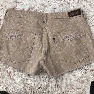 🍞LEVI distressed cut off jean shorts